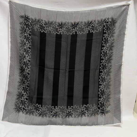 2 vintage woman’s scarves. One square and one rectangular. - Picture 2 of 6